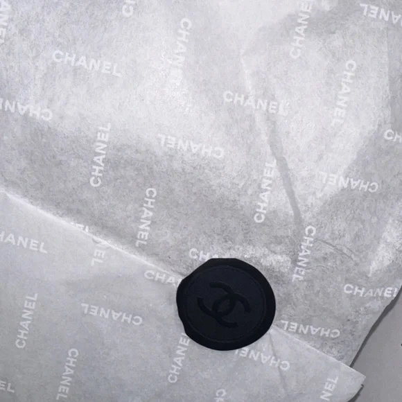 CHANEL Authentic XL GiftBox Set
Sealed Logo Tissue & CC Seals
CollectorPackaging - Picture 6 of 8
